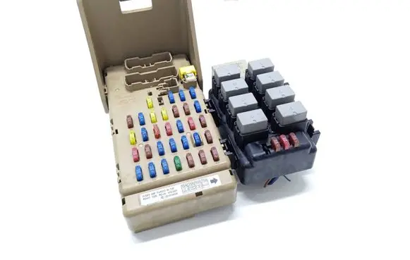 Subaru Legacy Fuse module LB101002B 82201AG041 806210
