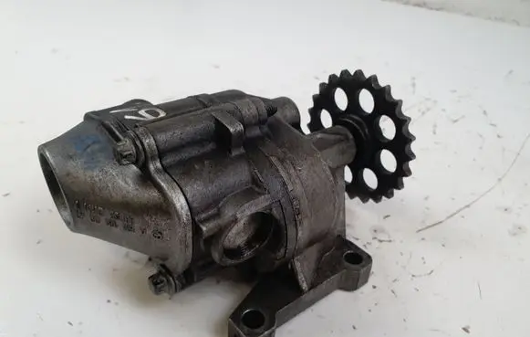 Mercedes-Benz C W203 Oil pump 6111810201 A6111810047