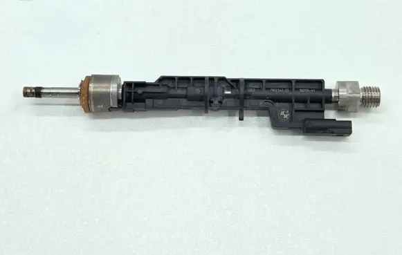 BMW M5 F90 Fuel injector 7852362 13647852362