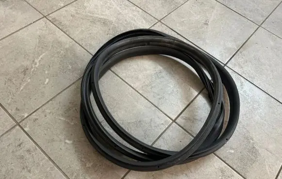 Rear door rubber seal (on body)