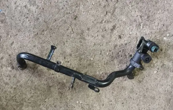 Volkswagen PASSAT B5 Engine coolant pipe/hose