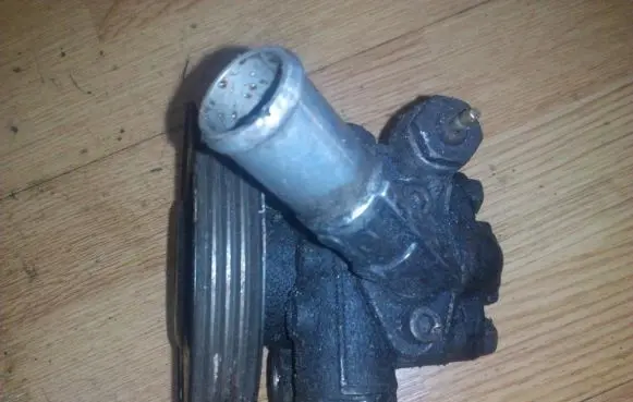 Mazda 323 Power steering pump