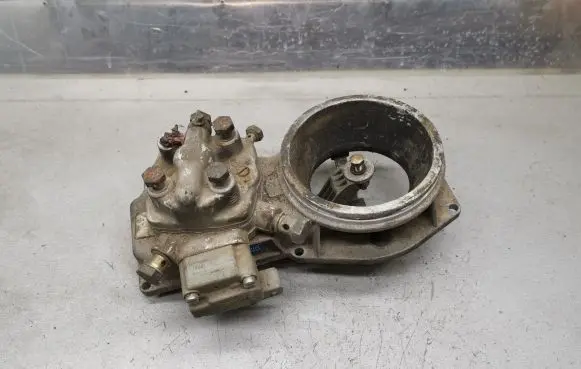 Audi 80 90 B3 Fuel distributor 0438121011 026133353 0438101005