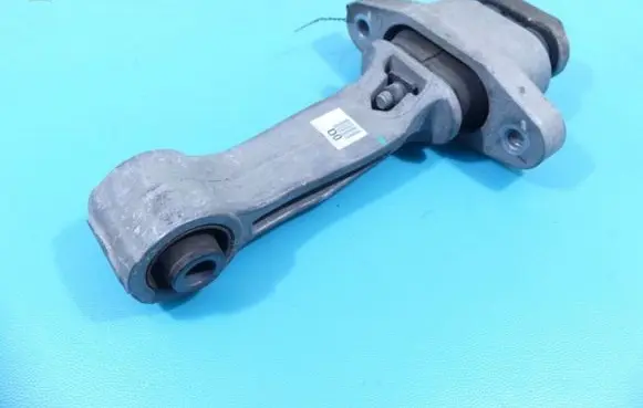 Engine mount vacuum valve