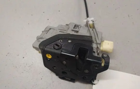 Volkswagen PASSAT B6 Rear door lock C23C4B39015A
