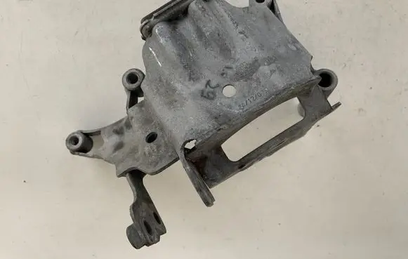 Audi A8 S8 D4 4H Engine mounting bracket 4H0399059E
