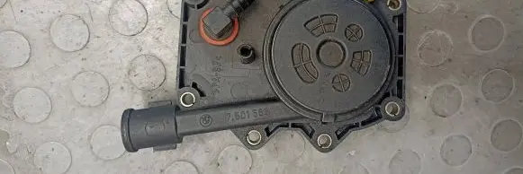 BMW 5 E39 Oil breather separator 7501563