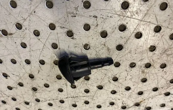 Windshield washer spray nozzle