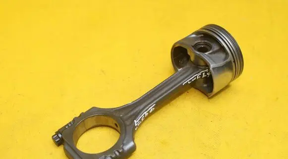 Volkswagen Polo IV 9N3 Piston with connecting rod