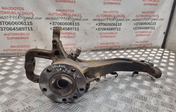 Volkswagen Touareg I Front wheel hub spindle knuckle 7L0407258A