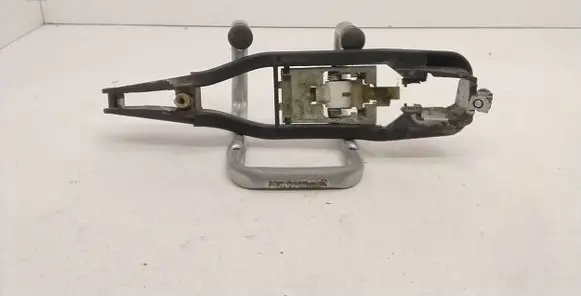 BMW 3 E46 Front door exterior handle/bracket 8216121