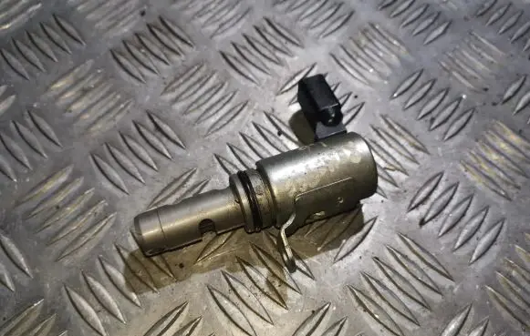 Volkswagen Golf V Camshaft vanos timing valve 03C906455A