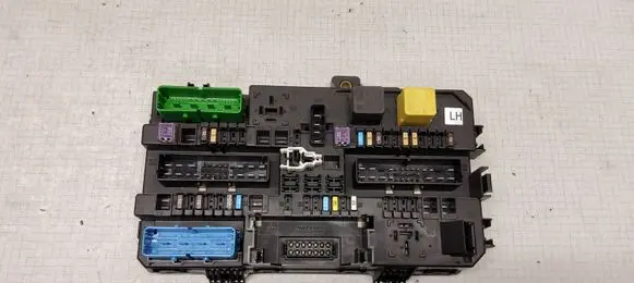 Opel Zafira B Fuse module 13268286M