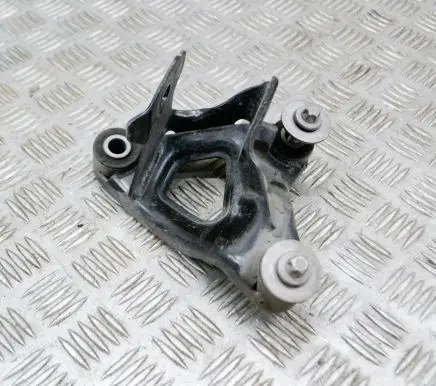 Engine mounting bracket