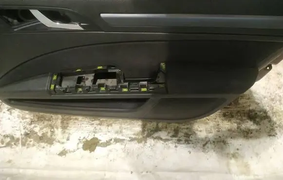 Skoda Superb B6 (3T) Front door card panel trim 