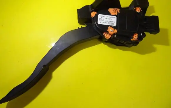 Mitsubishi Colt Accelerator throttle pedal A4543000204