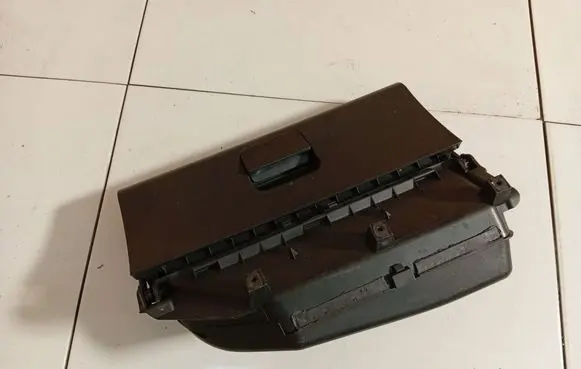 Volkswagen Polo IV 9N3 Glove box 6q1857121K