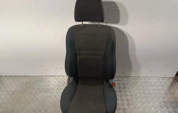 Toyota Avensis T250 Front passenger seat 7110005B21B0