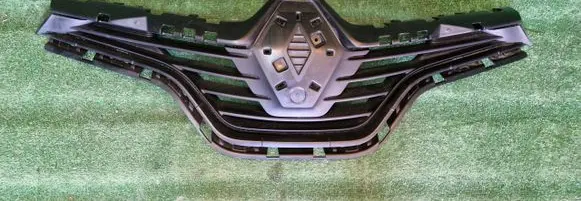Renault Captur Front bumper upper radiator grill 623102335R