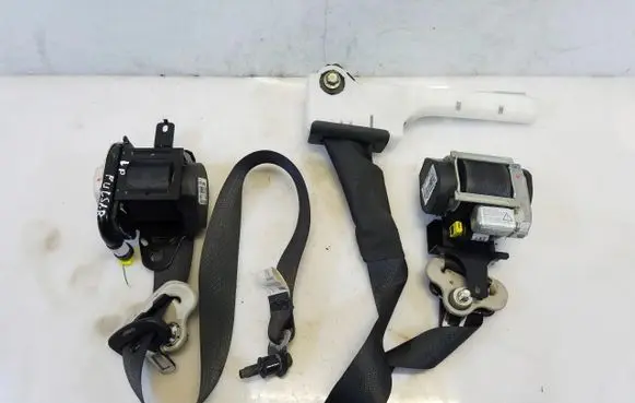 Nissan Pulsar Front seatbelt