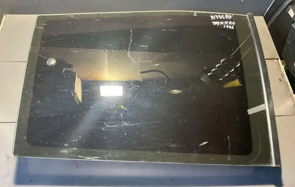Nissan Terrano Front door window glass four-door 43R000016