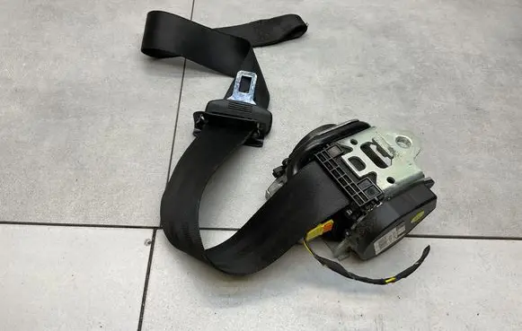 Volkswagen Golf VI Front seatbelt 622301900