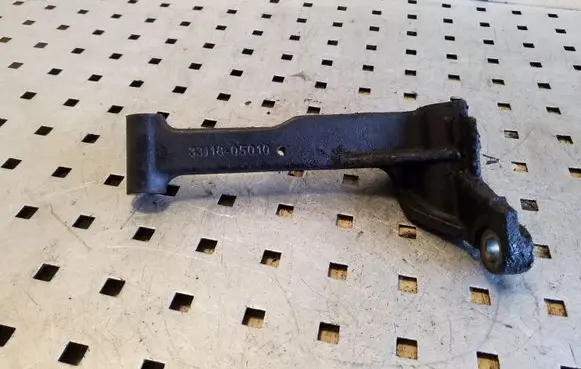 Engine mounting bracket