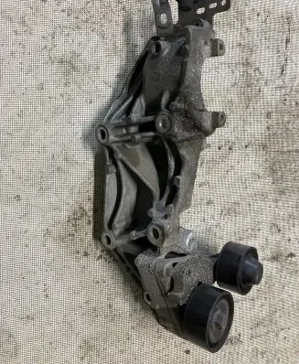 Renault Latitude (L70) Generator/alternator bracket 117103585R