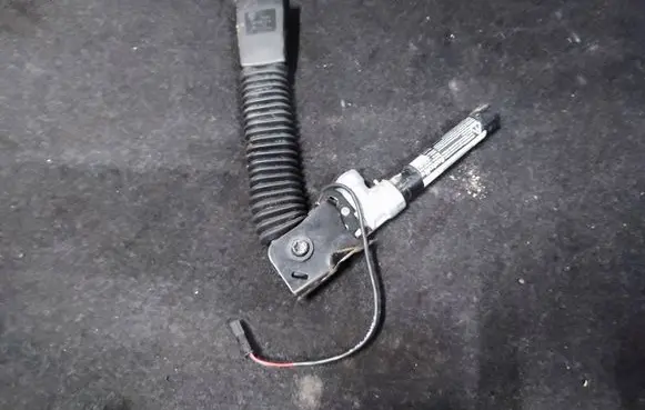 BMW 5 F10 F11 Front seatbelt buckle 6157964