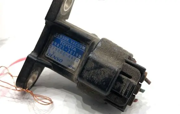 Toyota Avensis T250 Fuel pressure regulator 8942120190