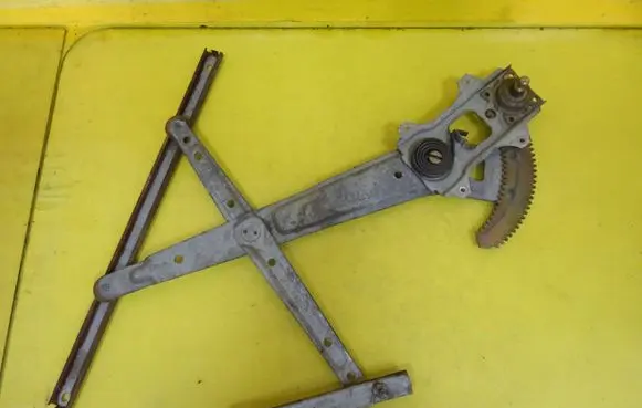 Isuzu Trooper Front door manual window regulator 