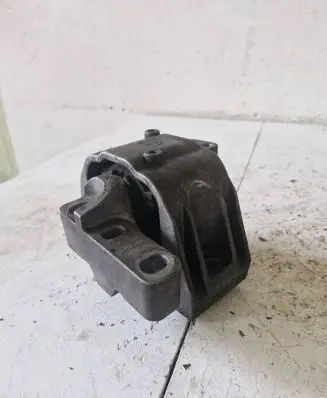 Engine mount bracket