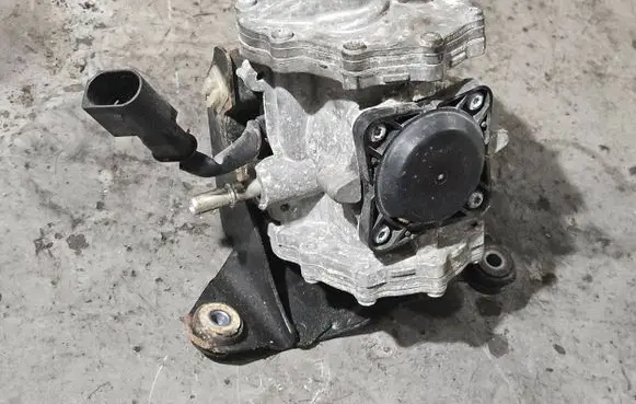 BMW X6 E71 Vacuum pump 6789115