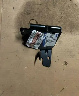 Ford Fiesta Fender mounting bracket 1530039