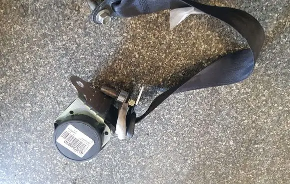 Nissan Leaf I (ZE0) Rear seatbelt 624239501D