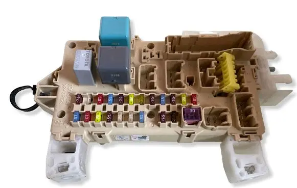 Toyota Corolla Verso AR10 Fuse module 892210F010