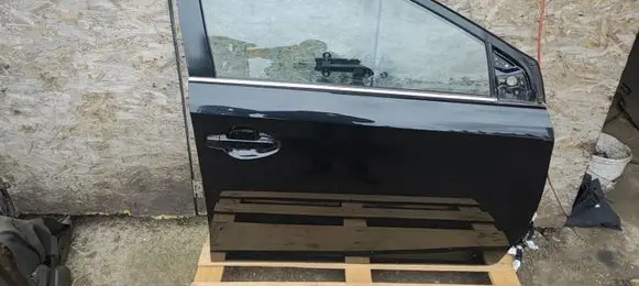 Toyota Auris E180 Front door 