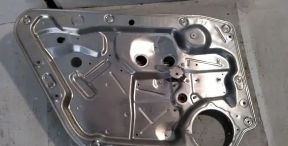 Rear window lifting mechanism without motor