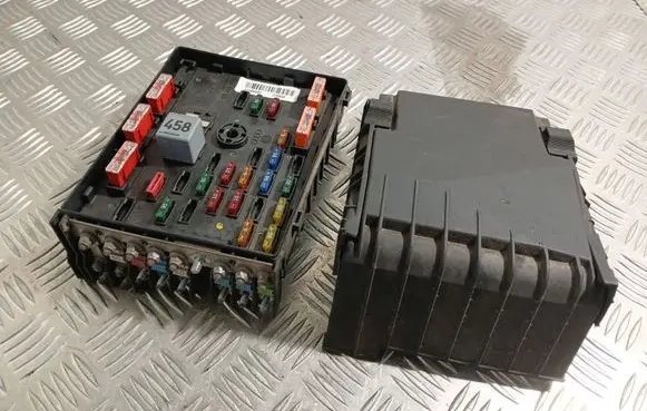 Volkswagen PASSAT B6 Fuse module 3C0937125