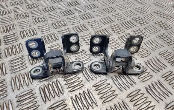 Tailgate/trunk/boot hinge