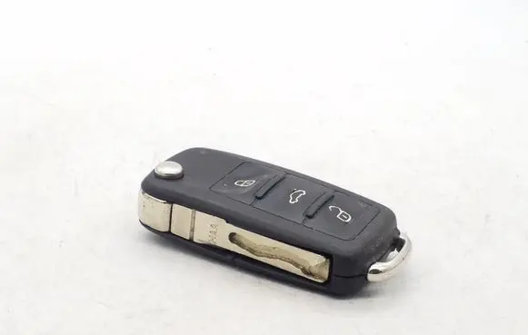 Volkswagen Jetta VI Ignition key/card 5K0837202AE