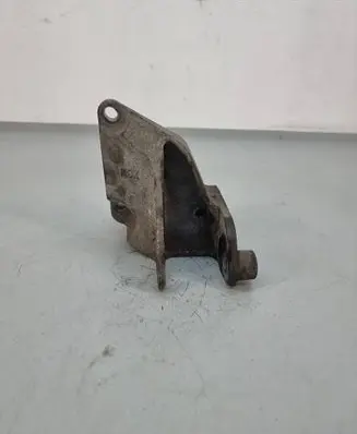 Nissan Qashqai+2 Engine mounting bracket F6043000