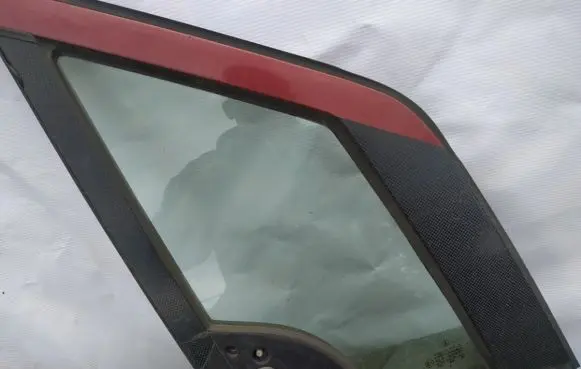 Mercedes-Benz A W168 Front door vent window glass four-door 