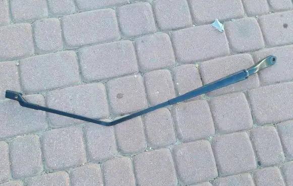 Front wiper blade arm