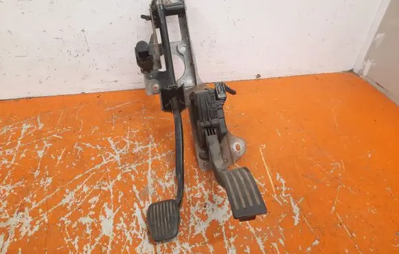 Volvo S40 Accelerator throttle pedal 4N51-2467-CE