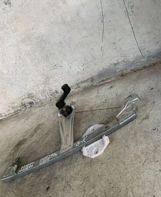 Rear door manual window regulator