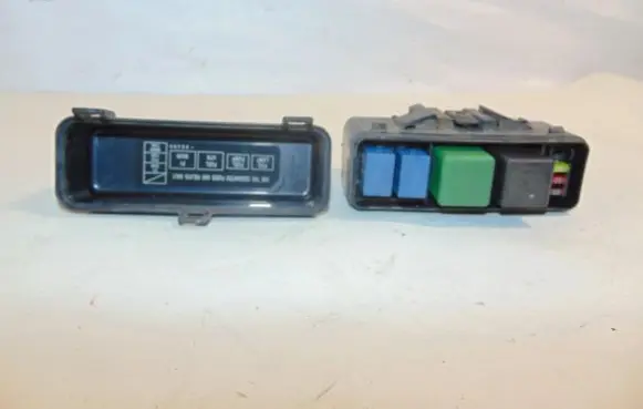 Suzuki Swift I Fuse module 3673886J00 86J00