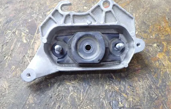 Renault Clio V Engine mount bracket 112536909R