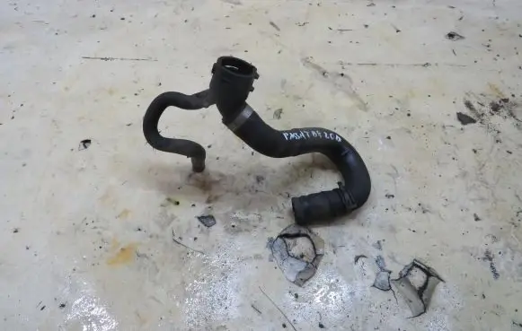 Volkswagen PASSAT B8 Engine coolant pipe/hose