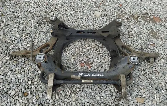 Volkswagen Touareg I Front subframe 7L0400025